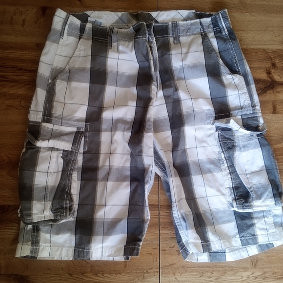 Other - GUC Levi's gray and white cargo shorts size 40